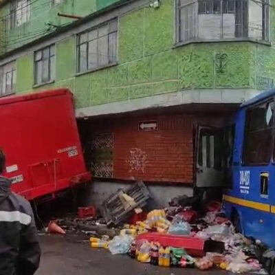 fuerte choque entre bus del sitp y camión en Bogotá