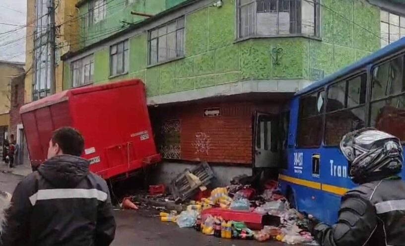 fuerte choque entre bus del sitp y camión en Bogotá