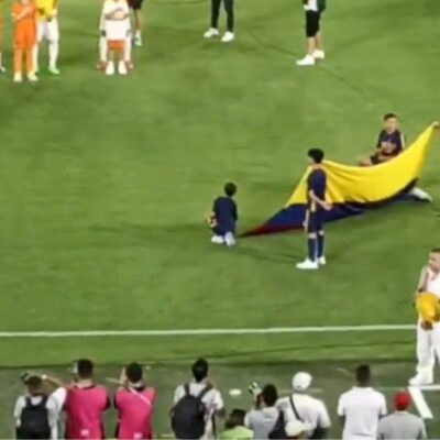 Jessi Uribe cantó el himno nacional en el partido de Colombia vs Paraguay