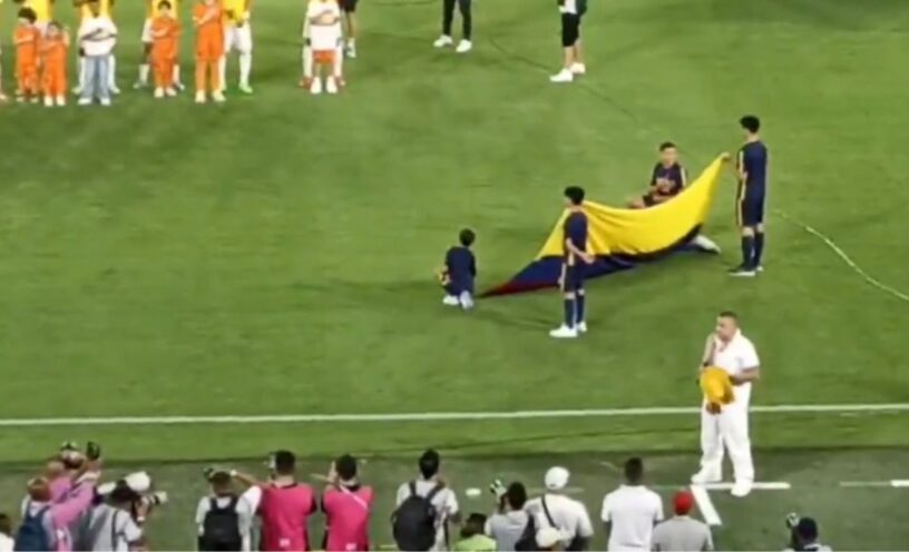 Jessi Uribe cantó el himno nacional en el partido de Colombia vs Paraguay