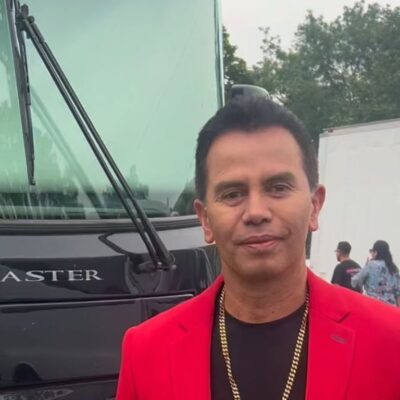 Jhonny Rivera acosado por sus fans