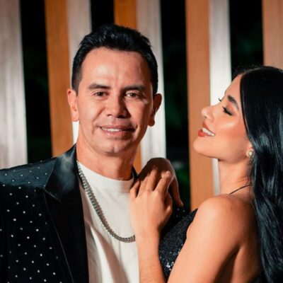 Jhonny Rivera con su novia en Canadá