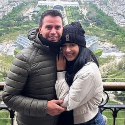 Jhonny Rivera mostró a su novia pagando una cuenta