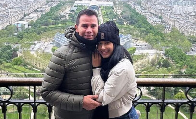 Jhonny Rivera mostró a su novia pagando una cuenta