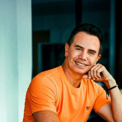 Jhonny Rivera respondió críticas por dormir en hotel chichi