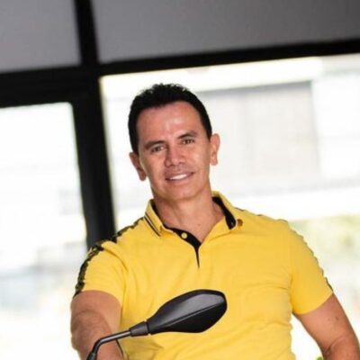 Jhonny Rivera se siente viejo con su novia