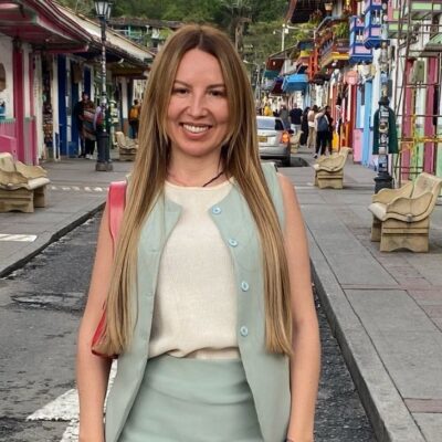 Mafe Walker dice que las personas tienen chips implantados