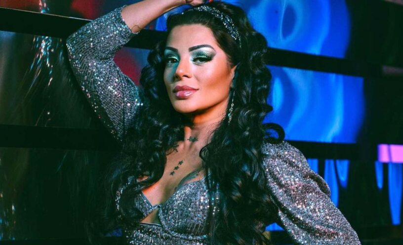 mujer que se tatuó el rostro de Marbelle en una pierna