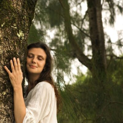 mujer tiene una relación con un árbol