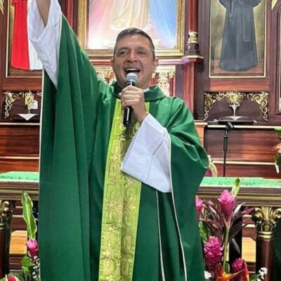 Padre Chucho tiene que salir del país
