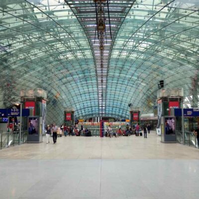 padres abandonaron a su hijo en un aeropuerto