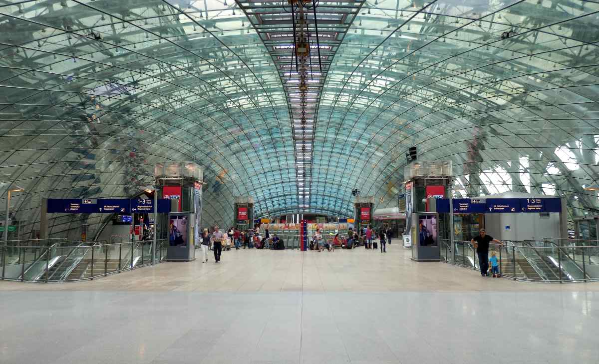 padres abandonaron a su hijo en un aeropuerto