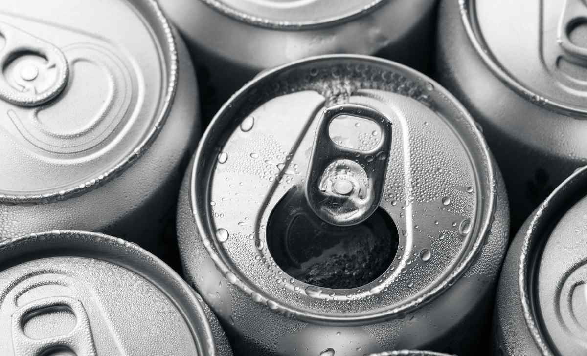 ¿Para qué sirve la pestañita de las latas?