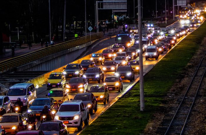 Foto de una congestión vehicular en la ciudad de Bogotá en las horas de la noche.
