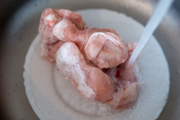 Piernas de pollo con un chorro de agua