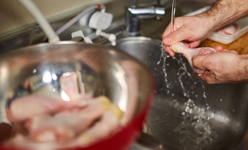 por qué no se debe lavar el pollo antes de cocinarlo