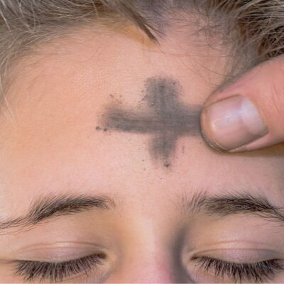 Por qué no se debe quitar la cruz de la frente el Miércoles de Ceniza