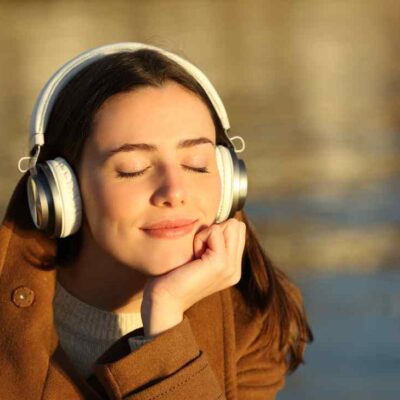 Qué significa escuchar la misma canción