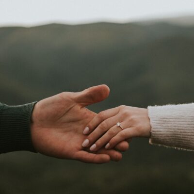 qué significa que un hombre te rasque la palma de la mano