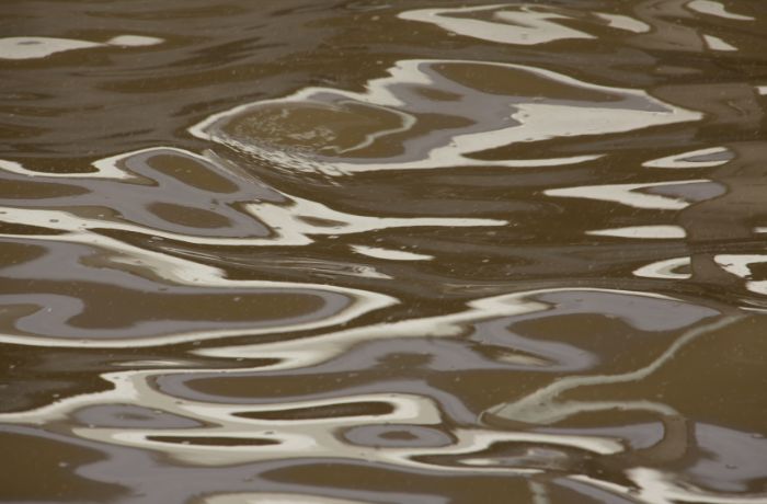 Foto de agua totalmente oscura de la suciedad