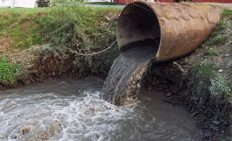 Qué significa soñar con agua sucia Interpretaciones y posibles advertencias