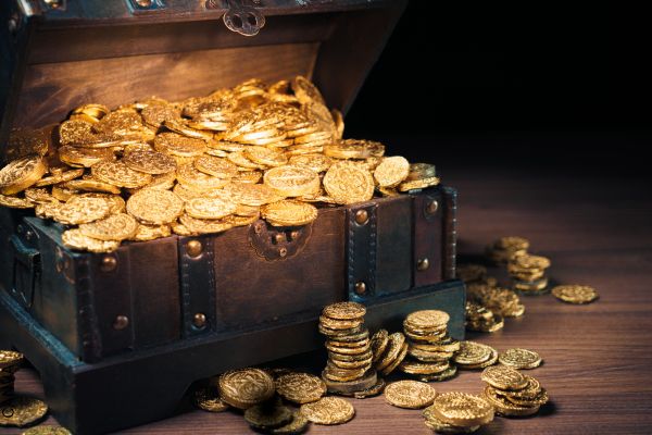 Foto de baúl con monedas de oro.