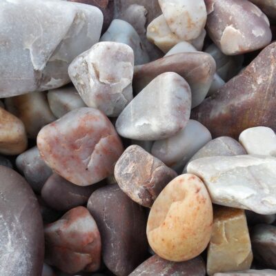 ¿Qué significa soñar con piedras? Obstáculos en tu vida y más