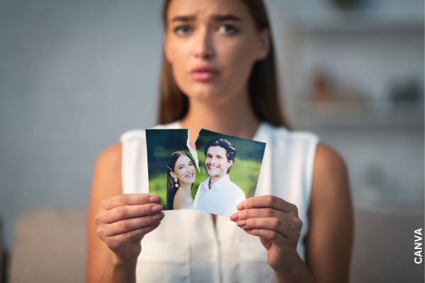 Foto de mujer rompiendo foto de una pareja.