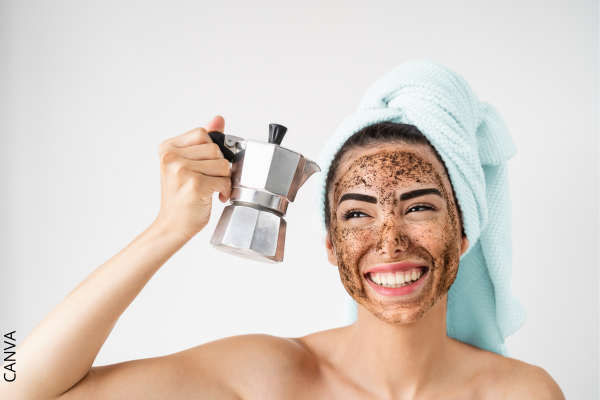 Foto de mujer con mascarilla de café en el rostro.