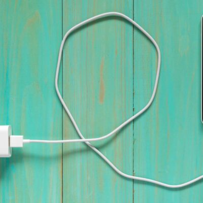 Se debe conectar primero el cargador al enchufe o al celular