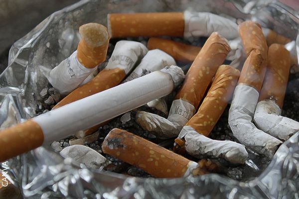 Foto de cigarrillos en cenicero.