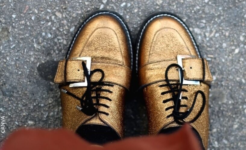 Soñar con zapatos de oro tiene un significado muy positivo