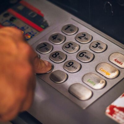tecla que no debes pulsar cuando retires dinero en un cajero
