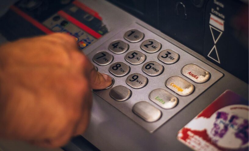 tecla que no debes pulsar cuando retires dinero en un cajero