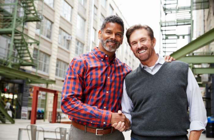 Foto de dos hombres dandose la mano