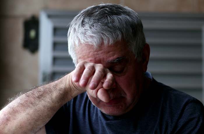 Foto de un hombre llorando