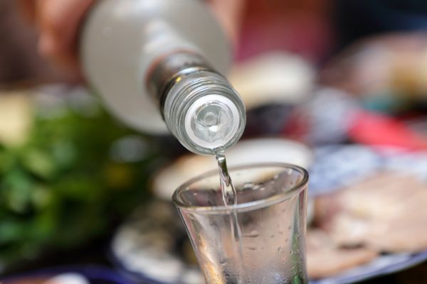 Foto de una persona sirviendo Vodka