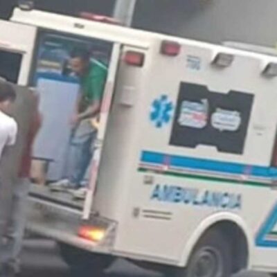 video de personas haciendo trasteo en una ambulancia