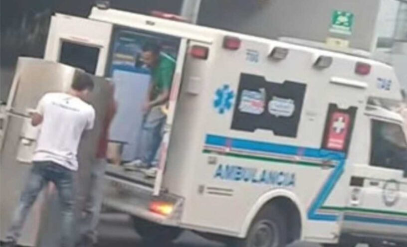 video de personas haciendo trasteo en una ambulancia
