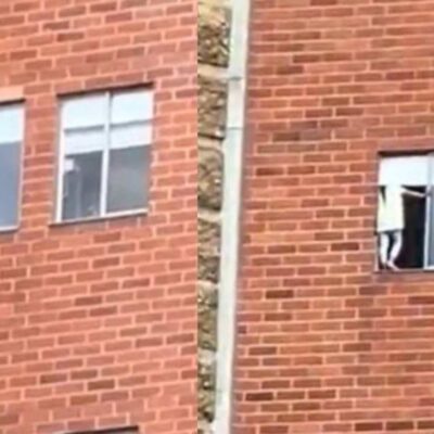 Video de una niña jugando en una ventana en un sexto piso