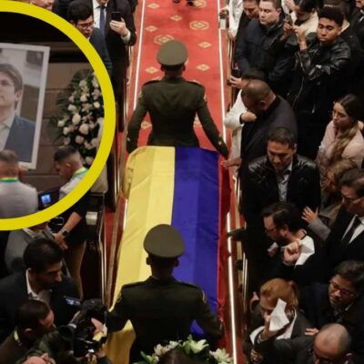 Video del abrazo entre la esposa y el papá de Miguel Uribe en el funeral en el capitolio