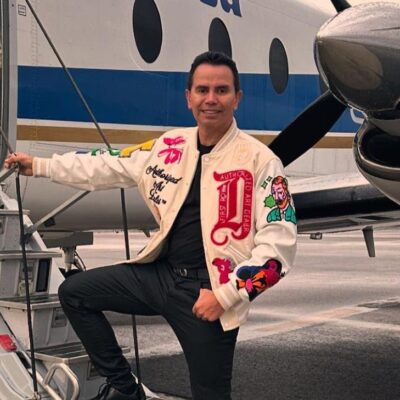 vuelo de Jhonny Rivera tuvo que aterrizar de emergencia