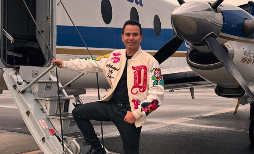 vuelo de Jhonny Rivera tuvo que aterrizar de emergencia