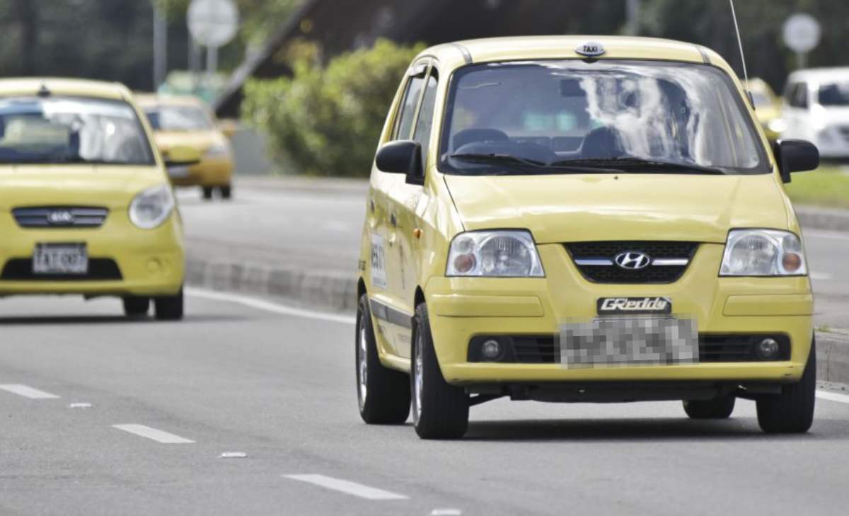 Taxista agrede fuertemente a un hombre con bolillo