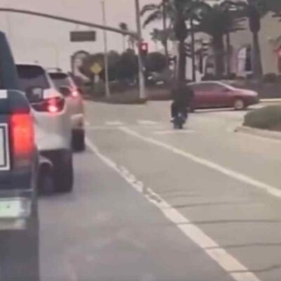 El video del joven que se prendió en llamas tras pasarse un semáforo en rojo y estrellarse