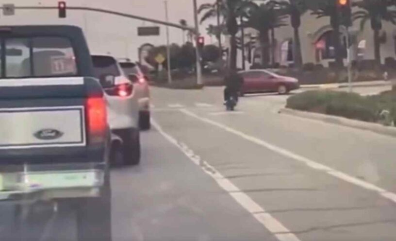 El video del joven que se prendió en llamas tras pasarse un semáforo en rojo y estrellarse