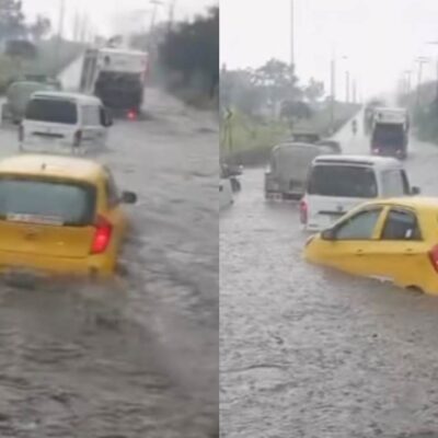 Taxi fue arrastrado por la lluvia