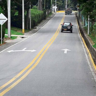 Puede girar a la izquiera en una doble línea amarilla continua