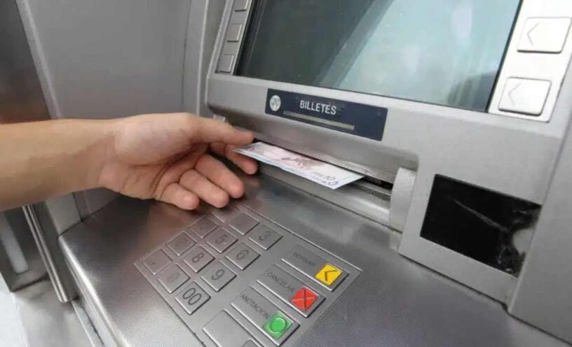 Esta es la estafa a través de cajeros automáticos