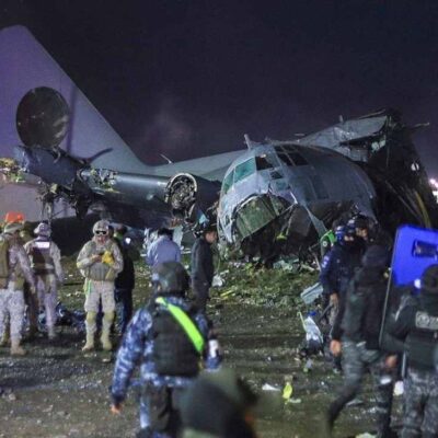 Avión de carga chocó contra avenica principal en Bolivia